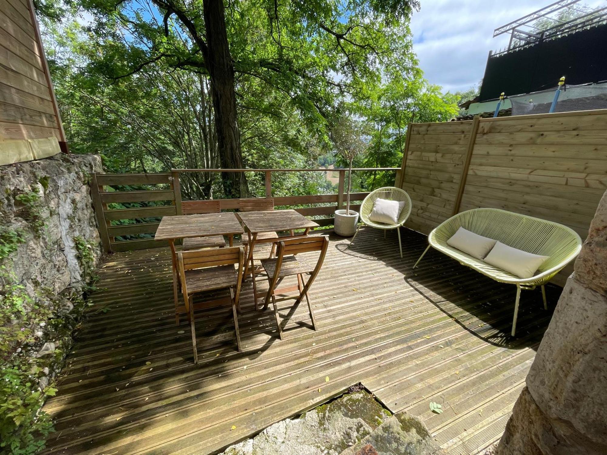 Chez Gabriel Et Sophie Hotel Perouges Exterior photo